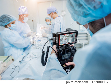 The videographer shoot the surgeon and assistants in the operating room 127080007