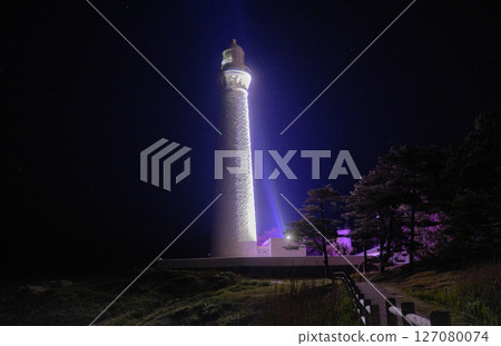 島根縣出雲市的純白燈塔被照亮 127080074
