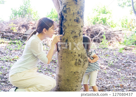 母親與孩子在森林裡玩捉迷藏 母親與孩子在森林裡玩捉迷藏 127080437