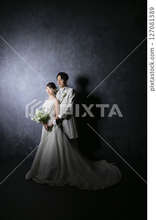 Couple in wedding dresses 127081389