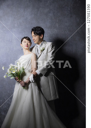 穿著婚紗的情侶 穿著婚紗的情侶 127081390