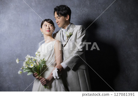 Couple in wedding dresses 127081391