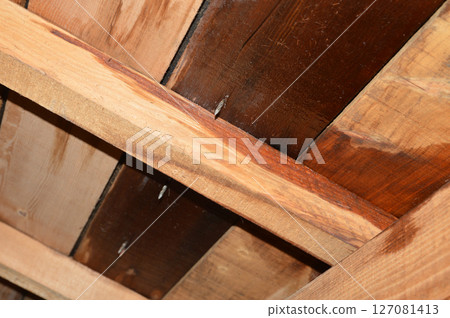 天花板漏水 127081413