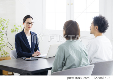 Business woman making a meeting 127081498