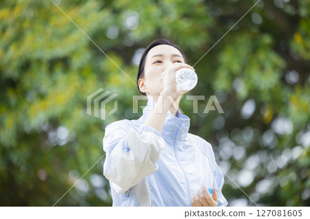 跑步的女人 127081605