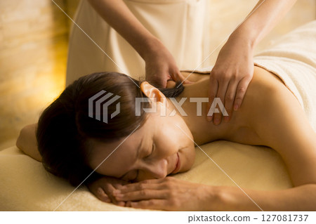 美容院接受按摩的老年婦女 美容院接受按摩的老年婦女 127081737