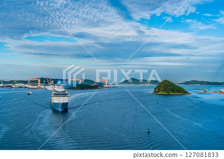 客船從女神大橋抵達長崎港（海洋光譜號）[長崎市] 127081833