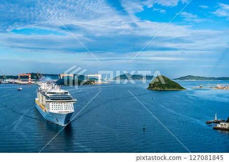 客船從女神大橋抵達長崎港（海洋光譜號）[長崎市] 127081845