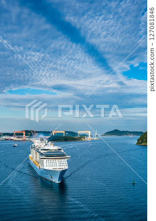 客船從女神大橋抵達長崎港（海洋光譜號）[長崎市] 127081846