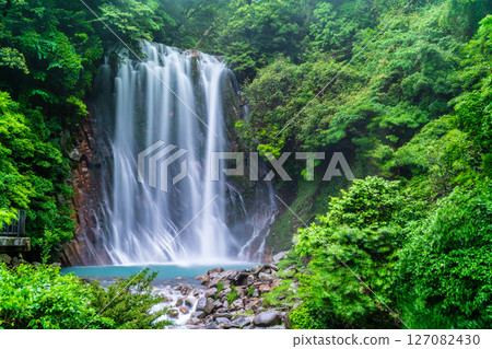 Maruo Falls with fresh greenery [Kirishima City, Kagoshima Prefecture] 127082430