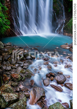 Maruo Falls with fresh greenery [Kirishima City, Kagoshima Prefecture] 127082450