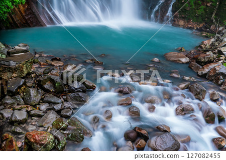 Maruo Falls with fresh greenery [Kirishima City, Kagoshima Prefecture] 127082455