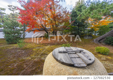 Kyoto Shokokuji Temple: The Kaisando Garden "Ryubuchi Water Garden" is in full bloom with autumn leaves Kyoto Shokokuji Temple: The Kaisando Garden "Ryubuchi Water Garden" is in full bloom with autumn leaves 127082530