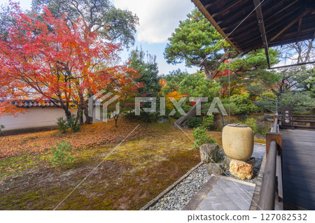 Kyoto Shokokuji Temple: The Kaisando Garden "Ryubuchi Water Garden" is in full bloom with autumn leaves 127082532