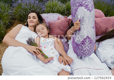 Four girls are resting in the middle of the lavender field 127082854