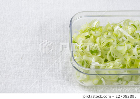 Shredded green onion 127082895
