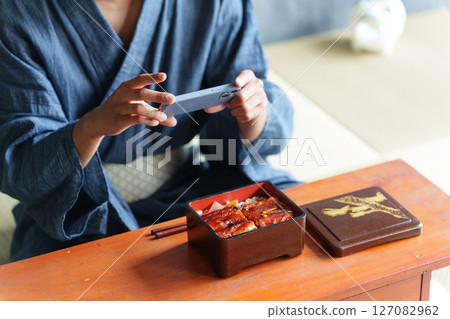 Foreign tourists eating Japanese food Foreign tourists eating Japanese food 127082962