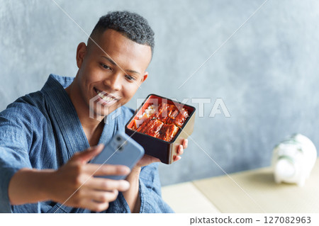 外國遊客吃日本料理 外國遊客吃日本料理 127082963