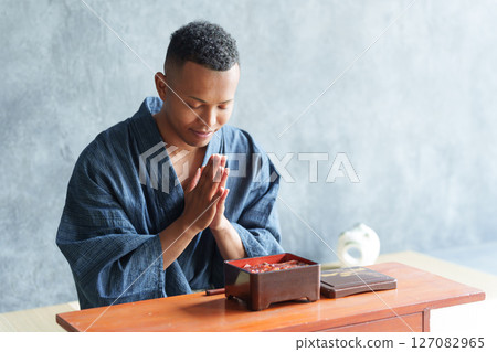 外國遊客吃日本料理 外國遊客吃日本料理 127082965