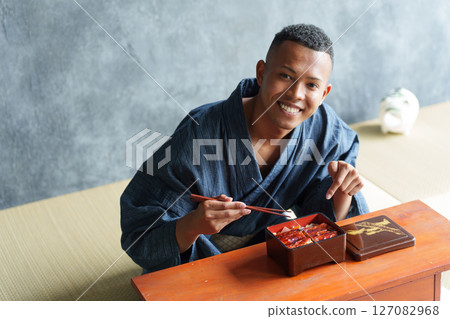 Foreign tourists eating Japanese food 127082968