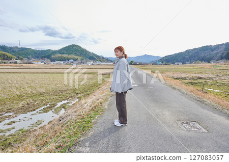 凝視遠方的自然女人 127083057