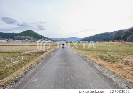 凝視遠方的自然女人 127083061