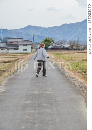 凝視遠方的自然女人 凝視遠方的自然女人 127083070