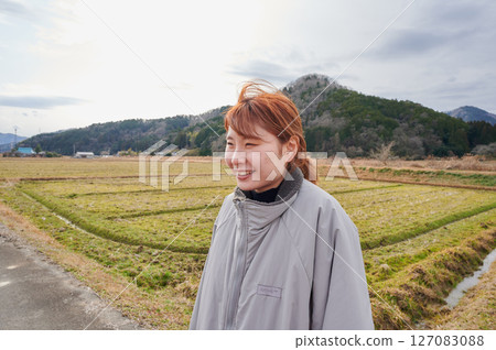 凝視遠方的自然女人 凝視遠方的自然女人 127083088