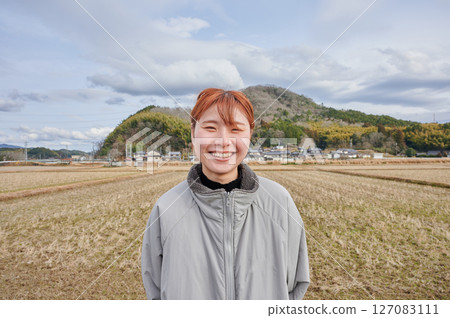 Woman gazing into the distance in nature 127083111
