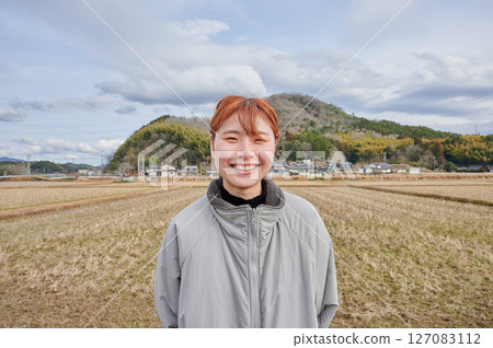 Woman gazing into the distance in nature 127083112