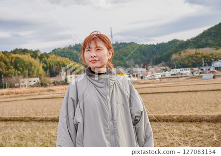 凝視遠方的自然女人 127083134