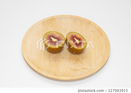 紅肉獼猴桃紅寶石紅色橫切面庫存照片 127083915