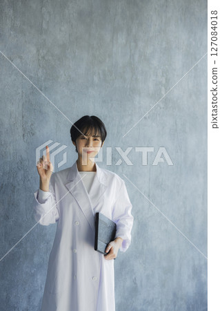 白色的一位小姐 127084018