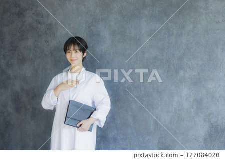 A young lady in white 127084020