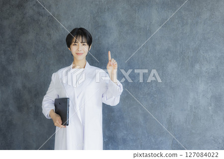 A young lady in white 127084022