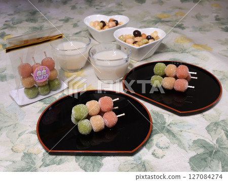 Hinamatsuri (Three-colored rice dumplings, Hina arare, Amazake) Hinamatsuri (Three-colored rice dumplings, Hina arare, Amazake) 127084274