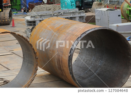 建築施工現場的大型鋼管 127084648