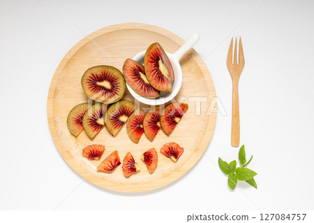 紅寶石獼猴桃切成塊,放在木盤上 紅寶石獼猴桃切成塊,放在木盤上 127084757