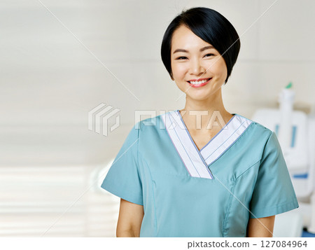 在醫院工作的年輕女子 在醫院工作的年輕女子 127084964