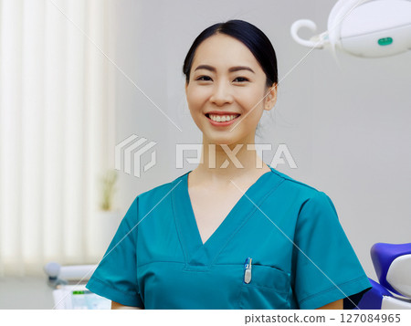 在醫院工作的年輕女子 在醫院工作的年輕女子 127084965