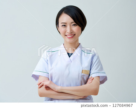 在醫院工作的年輕女子 在醫院工作的年輕女子 127084967