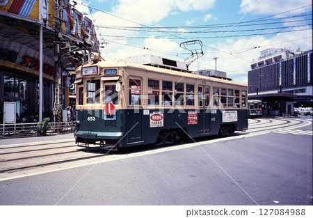 廣島電鐵原子彈爆炸後受損的653號電車駛出廣島站(1992年拍攝) 廣島電鐵原子彈爆炸後受損的653號電車駛出廣島站(1992年拍攝) 127084988
