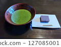 木桌上的抹茶和日本糖果 127085001