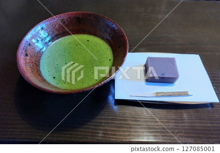 木桌上的抹茶和日本糖果 木桌上的抹茶和日本糖果 127085001