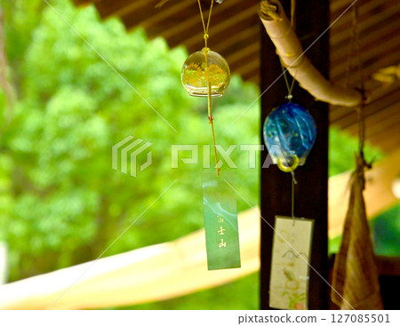 Cool wind chimes under the eaves 127085501