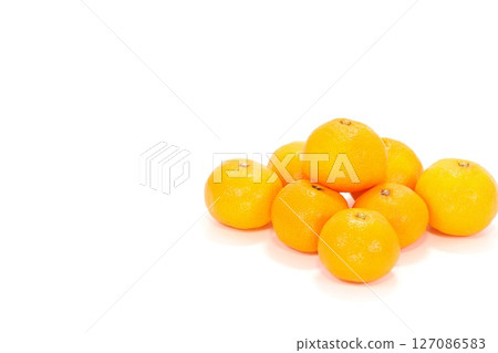 Arita mandarin oranges, multiple varieties, Wakayama prefecture, bright background Arita mandarin oranges, multiple varieties, Wakayama prefecture, bright background 127086583