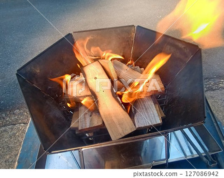 Enjoy a relaxing time watching the flames flicker... Bonfire stand 127086942