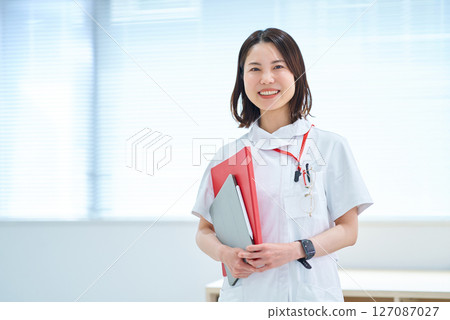 A lady in white 127087027