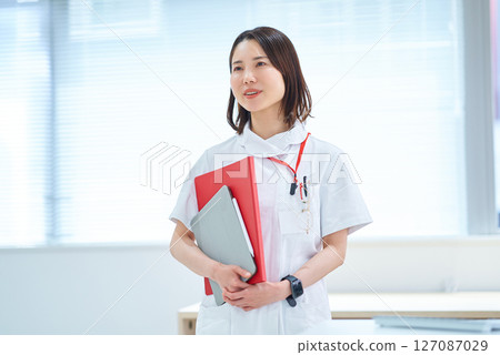 白色的一位女士 127087029