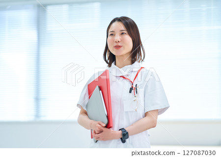 白色的一位女士 127087030